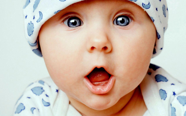 bebe sorprendido