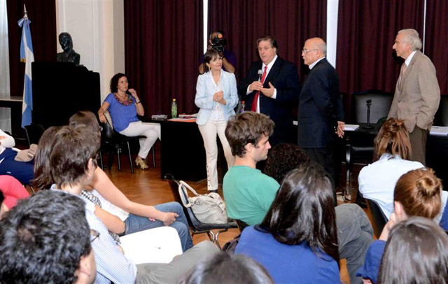 El ministro de Salud, Alejandro Collia, en la facultad de Medicina de la UBA.