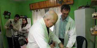 Médicos comunitarios visitan casas para controlar la salud de la gente