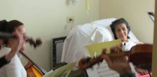 Músicos recorren hospitales para llenarlos de melodías