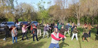 Los abuelos practican Tai Chi Chuan