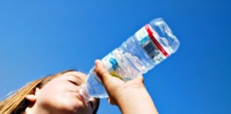 Una importante investigación concluye que tomar agua puede contribuir al manejo del peso corporal