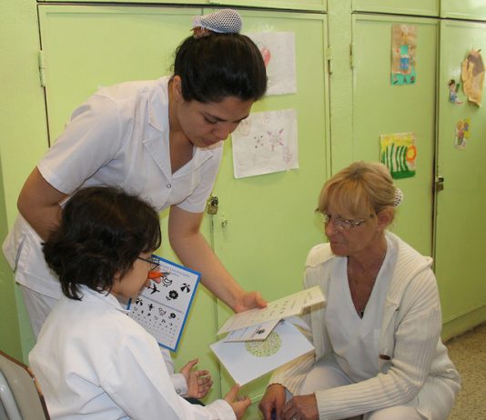 Oftalmólogos de San Isidro realizan controles gratuitos en escuelas