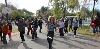 Bailar es salud, por eso los abuelos se mueven al ritmo de la zumba