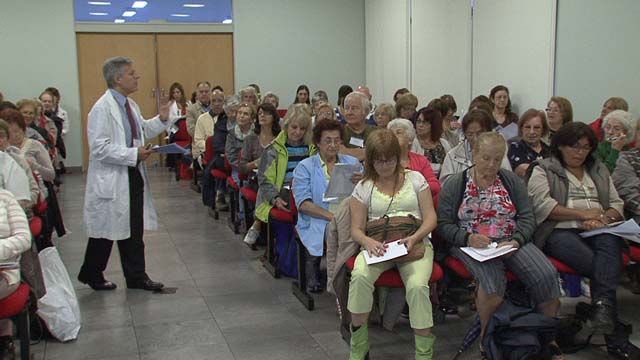 ATENTOS. Las personas toman apuntes de los consejos que dicta Rosetti.