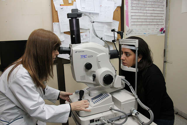 PREVENCIÓN. Bruno utilizando el retinógrafo.