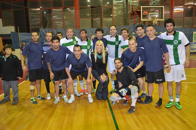 FÚTBOL. Jugaron un partido para recaudar fondos para el Hospital rojense.