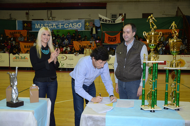 Posse firmando el convenio.