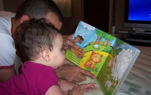 bebe leyendo 1
