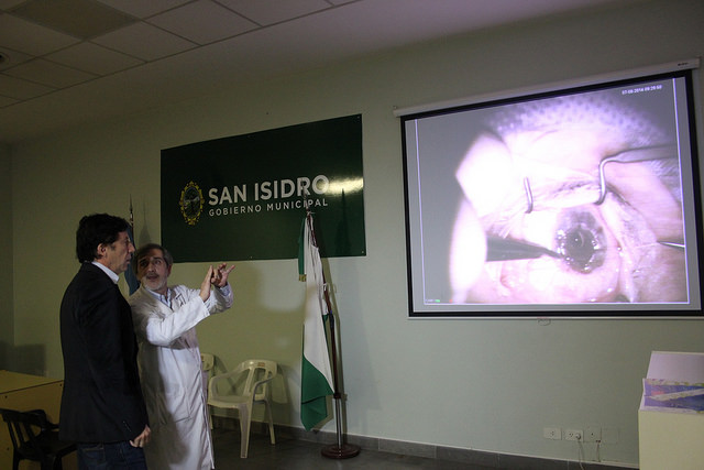 Posse presenció la operación desde el Aula Magna del Hospital.