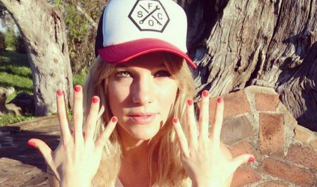 La campaña “Nailfies” en redes sociales invita a pintarse las uñas de color rosado.