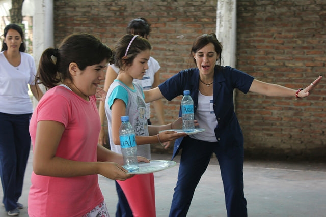 JUGANDO. Mota Moreno y niños de en la carrera de mozos.