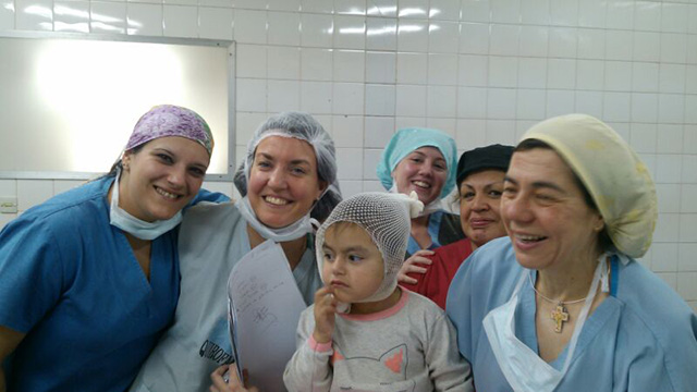 Dalila fue intervenida en el hospital “Lucio Meléndez” de Adrogué, donde le realizaron un implante coclear.