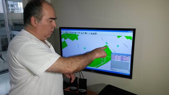 Basán mostrando como funciona el s istema de monitoreo satelital.