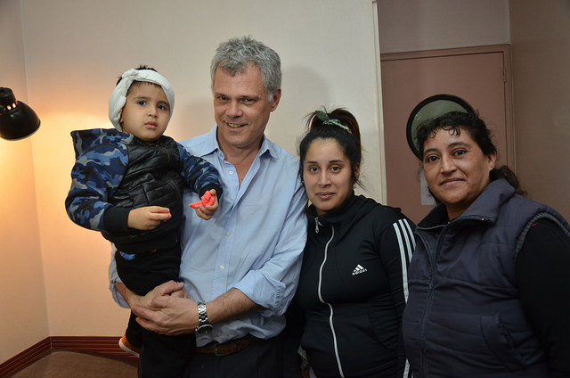 Jonás, Pío Martínez, la madre y la abuela del niño. 