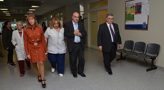 Autoridades de la secretaria de salud del municipio junto a Alvarez en el Hospital Central. 