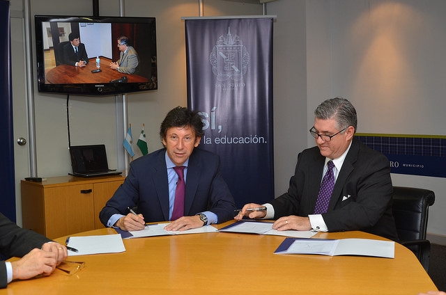 Gustavo Posse y Jorge Alvarez firmando el convenio. 