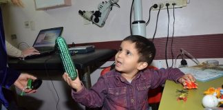 Gracias a un implante, un niño escuchó los primeros sonidos de su vida