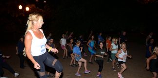 En San Isidro cientos de personas ya disfrutan del Paseo de Bicicletas Nocturno