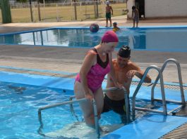 En el agua rehabilitan personas con patologías motrices