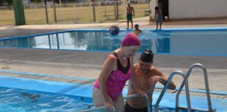 En el agua rehabilitan personas con patologías motrices