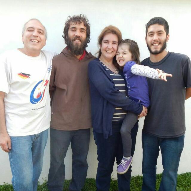 EN FAMILIA. Ricardo, Francisco (hijo mayor), Soledad (esposa), Milagros (hija menor), y Nacho.