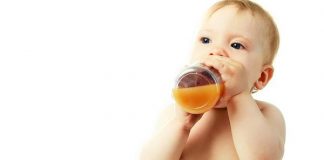 Por qué los menores de un año no deben tomar jugos de frutas