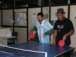 Pacientes de Salud Mental juegan al ping pong contra médicos
