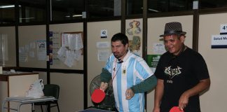 Pacientes de Salud Mental juegan al ping pong contra médicos