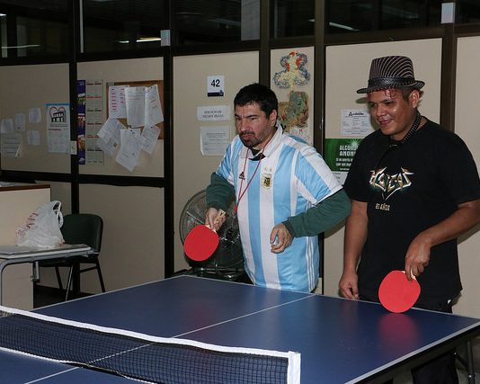 Pacientes de Salud Mental juegan al ping pong contra médicos