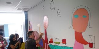Milo Lockett pintó un mural en el Hospital Rawson