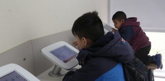 Antes de ver al pediatra, los niños se entretienen con juegos didácticos en tablets