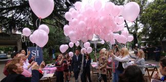 Acción artística colectiva para concientizar sobre cáncer de mamas