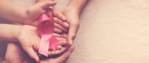 manos-familiares-cinta-rosa-conciencia-cancer-mama-octubre-rosa_49149-877