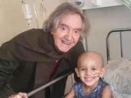 Sin cámaras ni alardes, Carlitos Balá llenó de sonrisas el Hospital Garrahan
