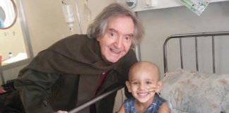 Sin cámaras ni alardes, Carlitos Balá llenó de sonrisas el Hospital Garrahan