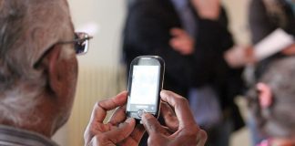 Whatsapp, redes, teléfono y cartas, herramientas para que los mayores sigan en contacto