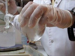 Conicet trabaja en un gel que desactive el covid-19 en ropa, paredes y pupitres