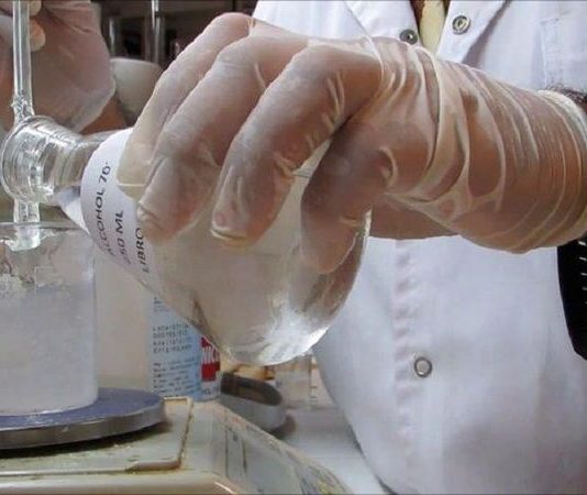 Conicet trabaja en un gel que desactive el covid-19 en ropa, paredes y pupitres