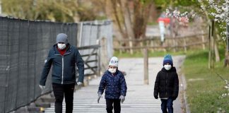 Los menores de 20 años son la mitad de susceptibles al COVID-19