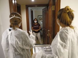 Las experiencias de un médico y de una voluntaria que atienden a pacientes leves en un hotel de la Ciudad
