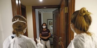 Las experiencias de un médico y de una voluntaria que atienden a pacientes leves en un hotel de la Ciudad