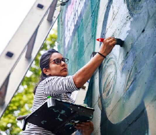 CABA: monumentos iluminados y murales contra el cáncer de mama