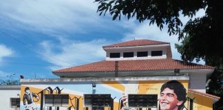 Homenaje a Diego Maradona en el Hospital que lo vio nacer