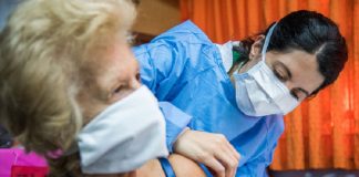 CABA: comenzó la inscripción para vacunar a los mayores de 80