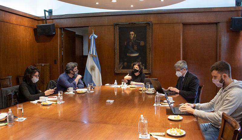 Vizzotti y periodistas