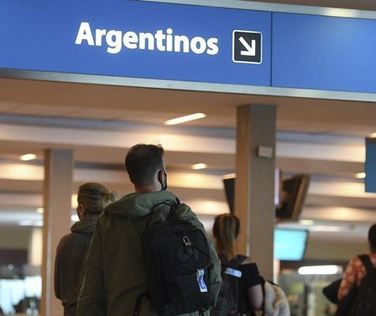 Delta: aseguran que es una «necesidad sanitaria» limitar el regreso de pasajeros del exterior