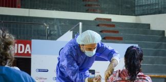 Covid-19: recomiendan reducir a 4 meses el tiempo para aplicar dosis de refuerzo a personal de salud y mayores de 60