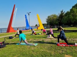 Vicente López: siguen las clases de Yoga a orillas del río