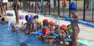 Piletas: cómo prevenir la otitis en niños y niñas